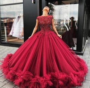 2019 New Red Ball Gown Prom Dresses Lace Appliques Beads Cap Sleeves Evening Gowns Ruffles Tulle Arabic Formal Party Dress Women V5574703