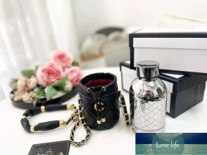 Top Classic Designer Isolated Cup with Chain Rope Classic Logo broderad liten fett Ding Portable Isolated Cup Sports Travel Crossbody Cup Fashion Tumblers