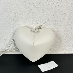 7a borsetta da donna della borsa designer con il design del cuore 3D ad alto riconoscimento forma semplice e squisito marchio di rilievo d'argento
