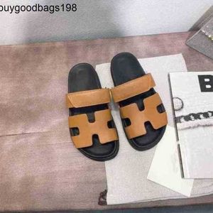 Chypres Sandals Womens 슬리퍼 디자이너 샌들 21 봄과 여름 New Leatherfashion Flat Bottom British High End Guangzhou San Have Logo 0OAR 4UG7 SHQU