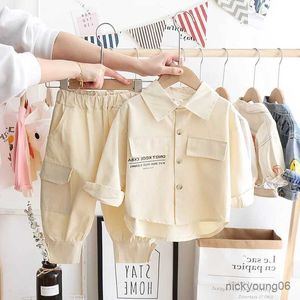 Set di abbigliamento a due pezzi Nuovi vestiti per neonati primaverili da ragazzo coreano Lettera casual T-shirt in cotone+pantaloni sciolti per bambini abbigliamento set di bambini bc2030