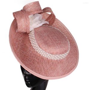 Boinas femininas vestido formal pêssego fascinador chapéus com fábrica de flores brancas clipes de cabelo de cabelos sofisticados