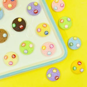 Estatuetas decorativas de 100pcs 20mm de desenho animado M Candy Cream Biscuit Resin Charm Cabochon de costas planas para decoração de artesanato de telefone DIY