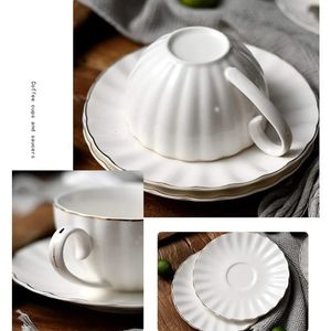 Zestaw 6 królewskich filiżanek herbaty i spodek ze złotym wykończeniem 8 uncji biała porcelanowa porcelanowa kawa Latte 240420