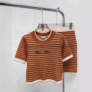 デザイナーの女性Tシャツ24夏の新しいコントラストカラーサークルヤーンストライプニットショートショートトップ+ハーフスカートショートスカートセット女性トップスティーセット