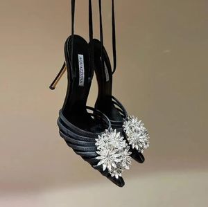 Aquazzura Crystal Margarita Pompa tacchi 105mm Nero Flower Rhinestone Decorazione con tacco alto tacco Scarpe puntate con le dita della caviglia Stiletto