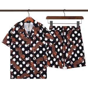 USA 24SS Allover Leopard Polka Dot Print Tee Fashion Beach Casual Shirts Men Spring Summer T Shirt Short Sleeve Nylon Tshirt Shorts Set Set Seller Säljs separat 0409