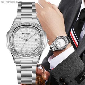 Wristwatches Luxury 2022 Simple With Diamonds Calendar Mens Quartz es High Quality Stainless Steel Silver Folding Clasp Mens240409