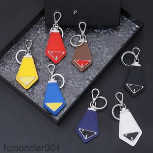 Keychain Designer Luxury Key Chain Leather Design Temperament Versatile Style Fashion People Christmas Gift Mycket trevlig FDV4