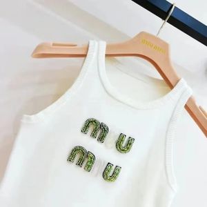 Womamui mui t shirt damska koszulka designerka koszulka letnia miui paznokcie litera ciężka przemysł ciasny kamizelka nowa przesuwana złoża top z rękawów MUI 600