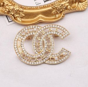 20 style有名なデザインブランドLuxurys Desinger Brooch Women Rhinestone Pearl Letter Brooches Suit Pin Fashion Jewelry Clothing Descorationアクセサリー