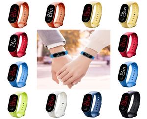 Novos 50 metros à prova d'água LED Digital Casal Student Sport Watch Silicone Mulher Boy Men Men Wristwatch Gifts3158198