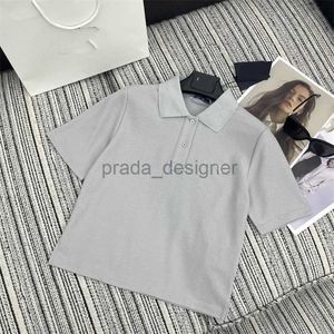 Camiseta feminina de grife 24 anos Early Spring Collection Classic Inverted Triangle Embelezamento minimalista e versátil Polo lapela top