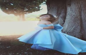 Baby Blue Flower Girls одевается с плеча Большой лук Hilo Satin Simple Princess Girls Pageant Платье для детского платья для малышей Custom7563213