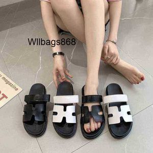2024 Home Oran Paris Slippers L Chypre New Summer One Line with Sandals for Women LAGO لها شعار