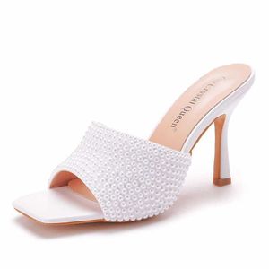 Klänningskor Crystal Queen Women White Pearl Rhinestone Wedding Sandals Slip On Slides Summer Thin High Heels Slippers Mules H240409 QZ7O