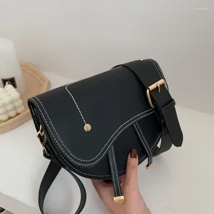 Omuz çantaları kadınlar yarım yuvarlak crossbody çanta tasarımcısı kadın deri retro haberci moda eyer geniş kayış