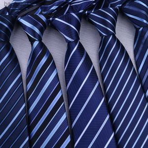 TIESE TIE TIE MENS ATTICO FORMALE ASSOGGIO CAPPERSA CAPPERE MADERE MASSIONE MANI BUSINESS BAGGI BLU BLU PIEGNO PIÙ PRESENTE DA LEGGI KOTTI UNIMI E DOMUNLA