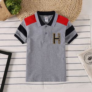 Criando de roupas de verão Casto de algodão Camisa de pólo de menino Top bebê menino Retalhes de retalhos t Camisetas de bordado Tee Fashion 2-12 anos Roupas 240409