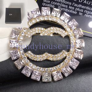 Superior Diamond Womens Tasarımcı Mektup Marka Broş 18K Altın Pimler Kaçma Kristal Broşlar Mücevher İnci Pin Evlen Doğum Günü Partisi Hediye Moda Aksesuar Kutu