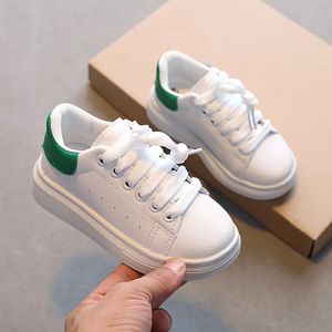 Sneakers 2022 Nya barnskor Ljus Sneakers White Girls Boys Dreattable Toddler Shoes Kids Fashion Sport Shoes Flats Läger Mångsidig