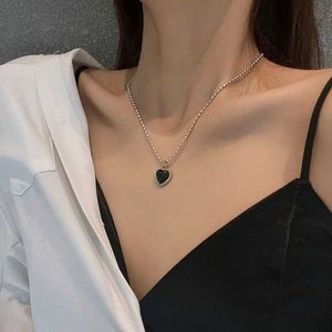 Pendant Necklaces Kpop Black Heart Necklace French Metal Love Necklace Korean Simple Womens Short Pendant Womens Short PendantQ