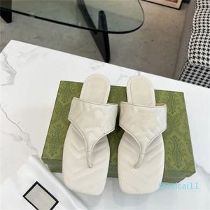 Kadınlar Flip Flops Thang Sandal Yaz Havuzu Slayt Sıraslı Ayakkabı Lüks Tasarımcı Mule Yeni Slipper Erkek Mens Loafer Deri Derisi Düz Açık Plaj Seyahat Kaydırıcıları