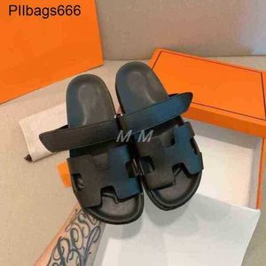 Chypres sandaler designer sandal kvinnors tofflor 2024 Summerdrag kardborror andra farbror flip flops bär mångsidig platt botten fritid läder t har logotyp 2068