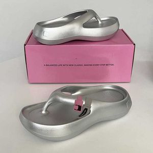 Pantofole di personaggi coreani, schiuma in argento integrate con pantofole da spiaggia inolata, capispalla da donna, sandali di nicchia, primavera ed estate 240415