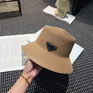 Strandstrå hatt designer stickade hink hattar lägenheter mössor för kvinnor män casquette motorhuven beanie lyxys fedora monterad sol mössa sommar brosch kostym väska tillbehör