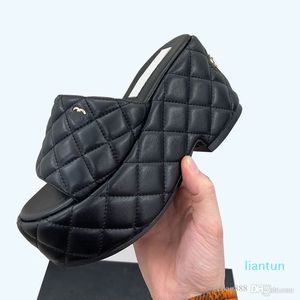 2024 Matelasse Quilted Texture Mules 슬라이더 플립 플롭 플롭 로퍼 원인 샤워 실 검은 해변 신발