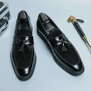 Mode Tassel slip-on loafers casualwedding mocka som driver manliga mockasiner spetsiga bankett svarta klänningskor