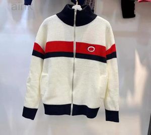 2023 MEN039S Tasarımcı Sweaters Sıradan Örme Kontrast Renk Uzun Kol Sonbahar Moda Giyim Klasik Bayanlar Külkü Kazak Boyutu 4030957