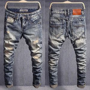 Herr jeans italiensk stil modedesigner män jeans retro smal fit rippade jeans män hålbyxor lappade vintage casual denim byxor hombre t240409
