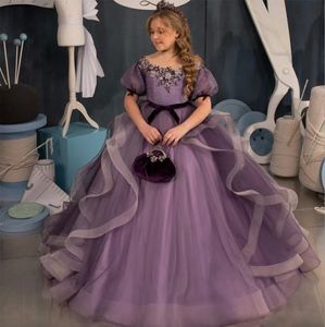 2024 Nuovi abiti da concorso viola bambine abiti da ballo in perline Crystals Cape da equipaggio per bambini abiti da ballo fiorito per matrimoni a cascata