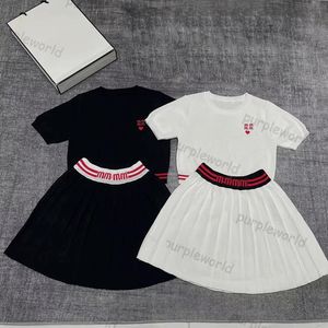 女性のための2ピースドレス夏のストライプニット半袖トップ手紙プリーツスカートセット