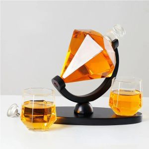 Pojemnik na wino w kształcie diamentu z twórczymi przezroczystymi wysokimi szklanymi butelkami, szklankami, zestawami whisky