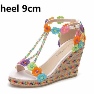 Отсуть обувь Crystal Queen Женщины Свадебные сандалии белые кружевные цветы кисточка для свадебной валички на высоких каблуках открытые ноги летние платформы насосы H240409 Jovx