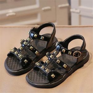 Çocuk Sandalet 2024 Yaz Yeni Kız Ayakkabı Düz ​​Kore Edition Metal Perçin Sıradan Roman Plaj Sandalet Erkekler İçin