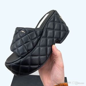 2024 Matelasse Quilted Texture Mules 슬라이더 플립 플롭 플롭 로퍼 원인 샤워 실 검은 해변 신발