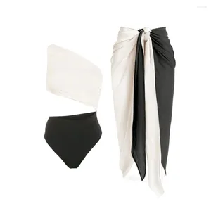 Menas de banho feminina Swimsuit 2024 Bloco de cor branca preta Um ombro único e encobrimento de designer traje de banho de verão Surf desgaste