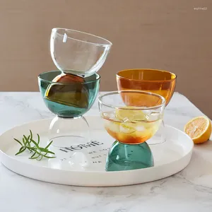 Vinglas med kreativ dessert glass stående kopp glas kall dryck cocktail fruktjuice gelé