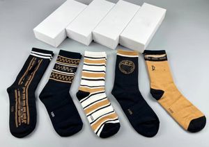 Designer di calzini da donna di moda Lettere di alta qualità in cotone traspirante Jogging Basketball Sports Calzini sportivi ricamati con scatole regalo.