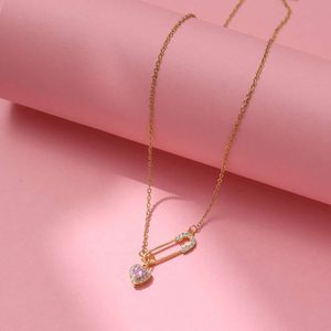 Love Paperclip, Titanium Steel Necklace, Light Accessory with Diamond Inlaid Collarbone Chain, Simple and Versatile for Women Without Fading