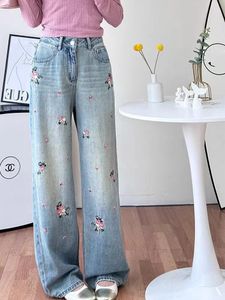 Ny ankomstdesigner broderade jeans för kvinnor, lös passform för denim med intrikat broderi, trendiga kvinnors denim jeans