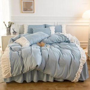 Sängkläder uppsättningar 2024 Set King Size White Side Ruffles Däcke Cover Pudowcase Bed Linen/kjol Korean Polyester Blue Adult Home Textile