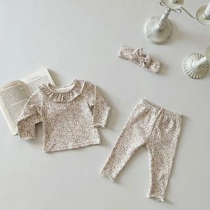 Set di abbigliamento 2024 Bambini da bambino primaverili Set di vestiti floreali per bambini tops carini leggings gambo 3 pezzi abiti nati cotone