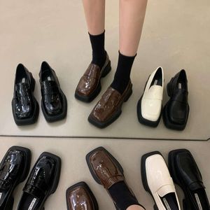 Bahar Sonbahar Kalın Tumalı Moda Bekar Kadınlar 2023 Yeni Square Toe Loafers İngiliz Tarzı Küçük Deri Ayakkabı