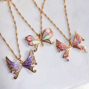 Hänghalsband Winx Club Butterfly Pendant Design Ny fashionabla och populära färgade fjäril Pendant Romantisk och vacker halsbandsmycken