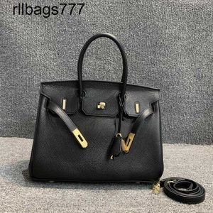 Designer läder handväska bk köpcentret tog bort varor från skåpet. Lear Womens Bag är första lagret gjord av